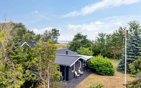 Margit - 10M from the Sea: Tag, Hus, Hjem, Sommerhus, Dør, Sidespor, Estate, Lawn, Gård, Veranda