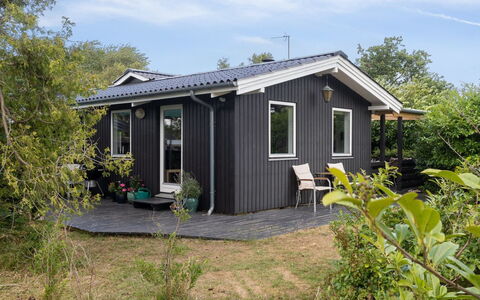 Margit - 10M from the Sea: Tag, Hus, Hjem, Sommerhus, Dør, Sidespor, Estate, Lawn, Gård, Veranda