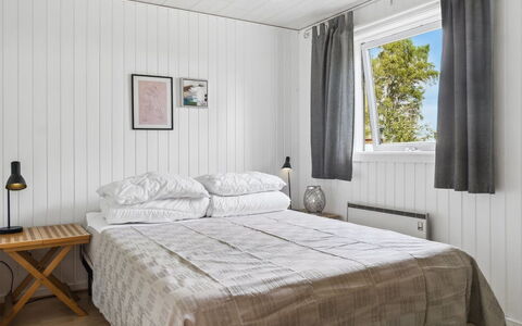 Margit - 10M from the Sea: Træ, Soveværelse, Sengetøj, Seng, Indretning, Gulvbelægning, Sengetøj, Etage, Sengetøj, Loft