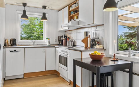 Margit - 10M from the Sea: Køkken, Køkken Apparat, Countertop, Større Bandage, Indretning, Gulvbelægning, Træ, Møbel, Husholdningsapparat, Cabinetry