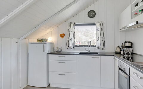 Roderich - 400M from the Sea: Træ, Gulvbelægning, Indretning, Køkken, Loft, Countertop, Etage, Møbel, Større Bandage, Cabinetry