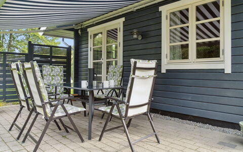 Aldis - 300M from the Sea: Hjem, Sommerhus, Veranda, Sidespor, Stuehus, Udendørs Struktur