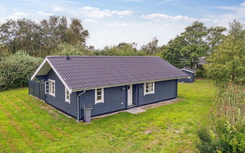 Aldis - 300M from the Sea: Hjem, Sommerhus, Veranda, Sidespor, Stuehus, Udendørs Struktur