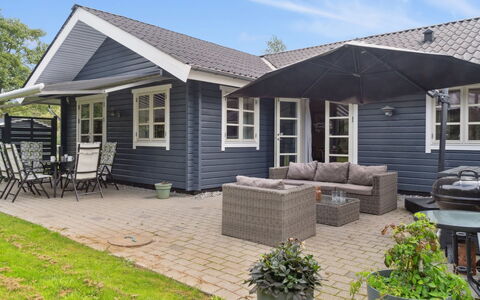 Aldis - 300M from the Sea: Tag, Hus, Hjem, Sommerhus, Sidespor, Dør, Udendørs Møbler, Veranda, Gård, Udendørs Bord
