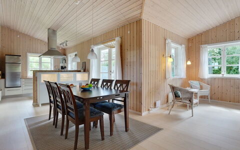 Aldis - 300M from the Sea: Træ, Gulvbelægning, Loft, Indretning, Hjem, Trægulve, Etage, Møbel, Hårdttræ, Spisestue