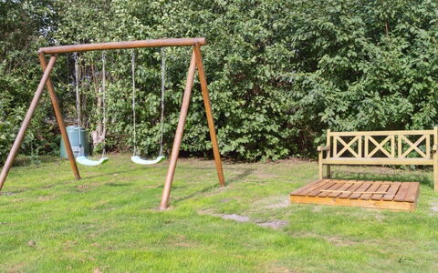 Aldis - 300M from the Sea: Træ, Legepladsudstyr, Have, Svinge, Lawn, Legeplads, Skygge, Backyard, Parkere, Gård
