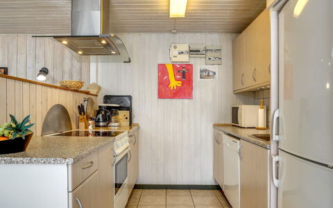 Sitta - 400M from the Sea: Køkken, Countertop, Køkken Apparat, Større Bandage, Træ, Indretning, Gulvbelægning, Møbel, Loft, Håndvask