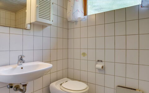Sitta - 400M from the Sea: Badeværelsesvask, Badeværelse, Sanitærarmatur, Væg, Gulvbelægning, Håndvask, Indretning, Etage, Tap, Vvs