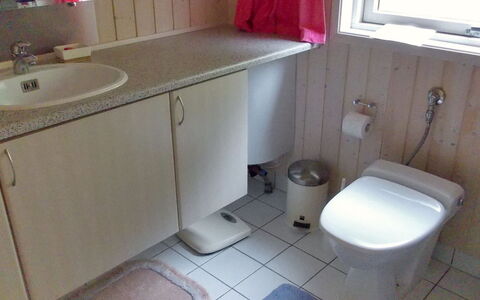 Crispina - 350M from the Sea: Toiletbræt, Badeværelse, Sanitærarmatur, Toilet, Håndvask, Badeværelsesvask, Etage, Gulvbelægning, Tap, Vvs