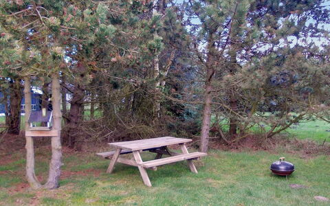 Crispina - 350M from the Sea: Udendørs Bench, Picnic Bord, Udendørs Møbler, Udendørs Bord, Møbel, Bagagerum, Vedplante, Bænk, Parkere, Have