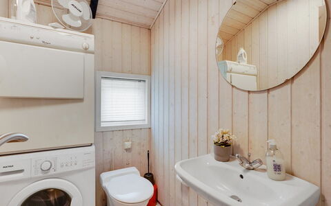 Bruno - 200M from the Sea: Sanitærarmatur, Indretning, Gulvbelægning, Etage, Badeværelse, Loft, Toilet, Værelse, Hjem, Vvs