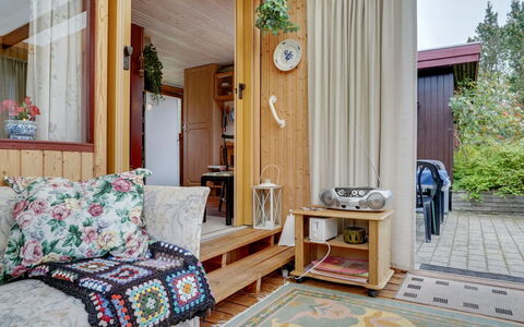 Kaarina - 550M from the Sea: Træ, Indretning, Møbel, Gulvbelægning, Etage, Loft, Værelse, Hjem, Bejdse, Stue