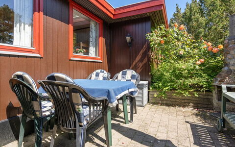 Kaarina - 550M from the Sea: Træ, Busk, Sommerhus, Hjem, Bejdse, Gård, Have, Skygge, Hårdttræ, Sidespor