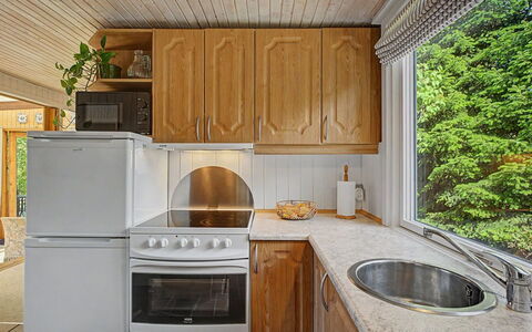 Kaarina - 550M from the Sea: Køkken Apparat, Køkken, Countertop, Større Bandage, Indretning, Cabinetry, Gulvbelægning, Træ, Husholdningsapparat, Køkkenvask