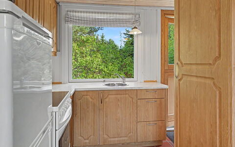 Kaarina - 550M from the Sea: Gulvbelægning, Træ, Countertop, Cabinetry, Indretning, Køkken, Møbel, Etage, Sanitærarmatur, Håndvask