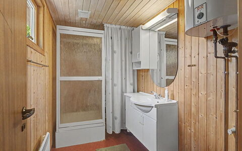 Kaarina - 550M from the Sea: Træ, Gulvbelægning, Etage, Sanitærarmatur, Indretning, Værelse, Loft, Vvs, Håndvask, Badeværelse