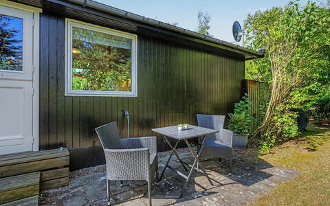 Kaarina - 550M from the Sea: Træ, Sommerhus, Have, Backyard, Skygge, Hårdttræ, Gård, Garden Bygninger, Stol, Planke