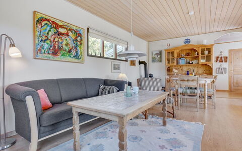 Maelle - 600M from the Sea: Møbel, Indretning, Træ, Couch, Gulvbelægning, Stue, Loft, Etage, Hjem, Værelse