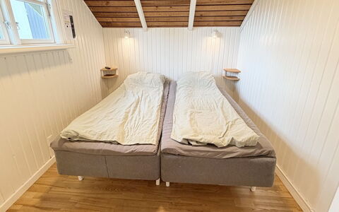 Gretta - 400M from the Sea: Etage, Sengetøj, Soveværelse, Sengetøj, Seng, Sengetøj, Bed Frame, Hårdttræ, Bejdse, Pude