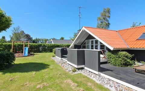 Gretta - 400M from the Sea: Hjem, Tag, Sommerhus, Skygge, Veranda, Sidespor, Estate, Lawn, Gård, Have