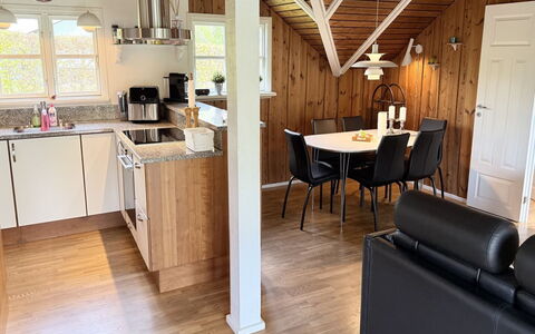 Gretta - 400M from the Sea: Gulvbelægning, Indretning, Træ, Møbel, Etage, Loft, Køkken, Countertop, Trægulve, Værelse