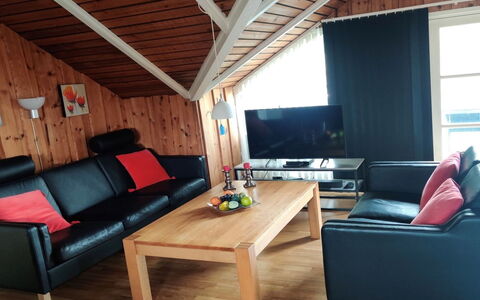 Gretta - 400M from the Sea: Møbel, Træ, Indretning, Gulvbelægning, Couch, Etage, Loft, Stue, Værelse, Belysning