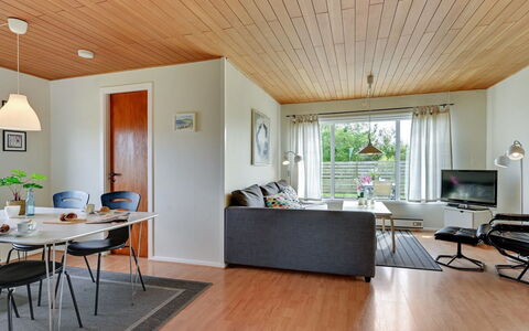 Holmger - 420M from the Sea: Møbel, Indretning, Gulvbelægning, Træ, Loft, Etage, Couch, Bord, Stue, Trægulve
