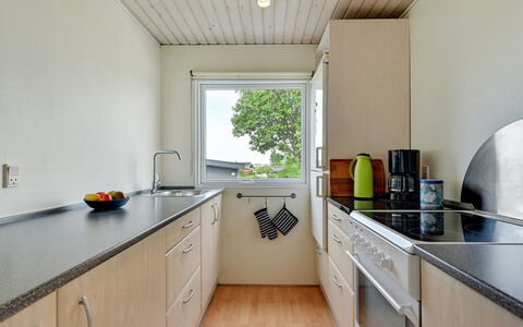 Holmger - 420M from the Sea: Køkken, Gulvbelægning, Countertop, Træ, Indretning, Etage, Køkken Apparat, Køkkenvask, Cabinetry, Større Bandage