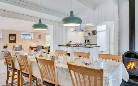 Hardina - 300M from the Sea: Blå, Busk, Sommerhus, Bunddække, Have, Estate, Skygge, Landscaping, Stuehus, Eco Hotel