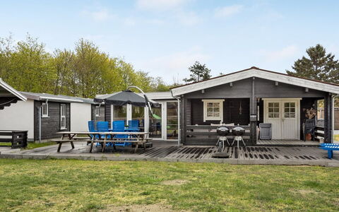 Hardina - 300M from the Sea: Blå, Busk, Sommerhus, Bunddække, Have, Estate, Skygge, Landscaping, Stuehus, Eco Hotel