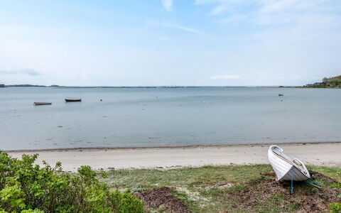Hardina - 300M from the Sea: Blå, Busk, Sommerhus, Bunddække, Have, Estate, Skygge, Landscaping, Stuehus, Eco Hotel