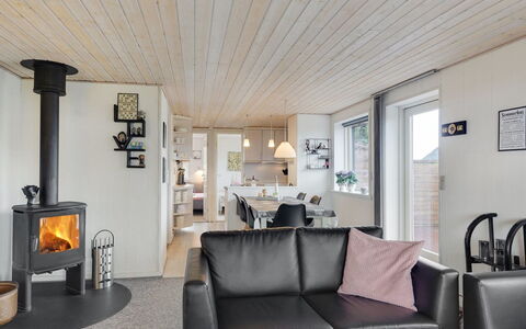 Gisl - 400M from the Sea: Træ, Møbel, Loft, Indretning, Gulvbelægning, Etage, Stue, Hjem, Værelse, Couch
