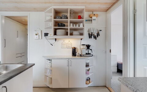 Gisl - 400M from the Sea: Køkken, Køkken Apparat, Countertop, Møbel, Indretning, Cabinetry, Gulvbelægning, Træ, Større Bandage, Loft