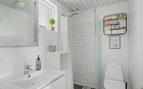 Gisl - 400M from the Sea: Sanitærarmatur, Badeværelse, Væg, Indretning, Gulvbelægning, Etage, Håndvask, Vvs, Tap, Toilet