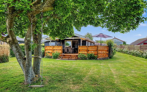 Gisl - 400M from the Sea: Have, Sommerhus, Garden Bygninger, Lawn, Skygge, Backyard, Gård, Skur, Bjælkehytte, Parkere