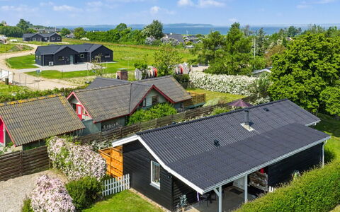 Gisl - 400M from the Sea: Tag, Hus, Boligområde, Hjem, Sommerhus, Forstad, Landscaping, Have, Estate, Design