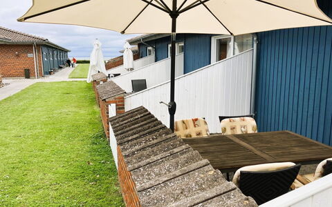 Gudke - 50M from the Sea: Møbel, Indretning, Gulvbelægning, Træ, Etage, Loft, Trægulve, Stol, Bord, Belysning