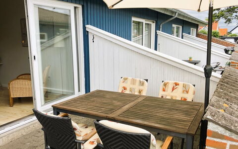 Gudke - 50M from the Sea: Møbel, Indretning, Gulvbelægning, Træ, Etage, Loft, Trægulve, Stol, Bord, Belysning