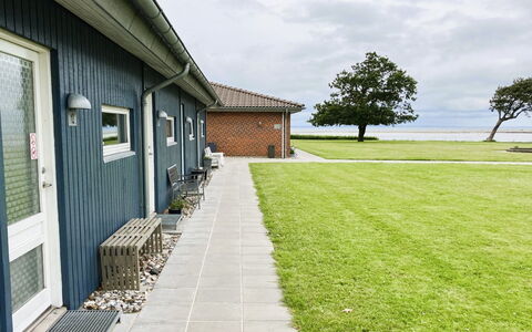Gudke - 50M from the Sea: Møbel, Indretning, Gulvbelægning, Træ, Etage, Loft, Trægulve, Stol, Bord, Belysning