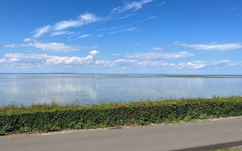Gudke - 50M from the Sea: Møbel, Indretning, Gulvbelægning, Træ, Etage, Loft, Trægulve, Stol, Bord, Belysning