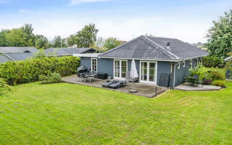 Thala - 150M from the Sea: Møbel, Indretning, Gulvbelægning, Træ, Etage, Loft, Trægulve, Stol, Bord, Belysning