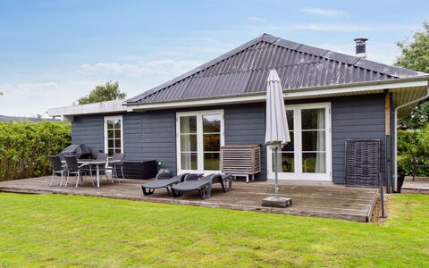 Thala - 150M from the Sea: Møbel, Indretning, Gulvbelægning, Træ, Etage, Loft, Trægulve, Stol, Bord, Belysning