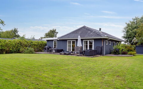 Thala - 150M from the Sea: Møbel, Indretning, Gulvbelægning, Træ, Etage, Loft, Trægulve, Stol, Bord, Belysning