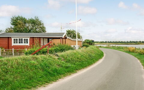 Topi - 15M from the Sea: Blå, Busk, Sommerhus, Bunddække, Have, Estate, Skygge, Landscaping, Stuehus, Eco Hotel
