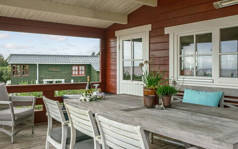 Topi - 15M from the Sea: Blå, Busk, Sommerhus, Bunddække, Have, Estate, Skygge, Landscaping, Stuehus, Eco Hotel