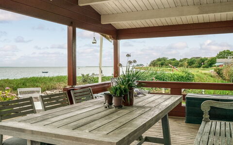 Topi - 15M from the Sea: Blå, Busk, Sommerhus, Bunddække, Have, Estate, Skygge, Landscaping, Stuehus, Eco Hotel