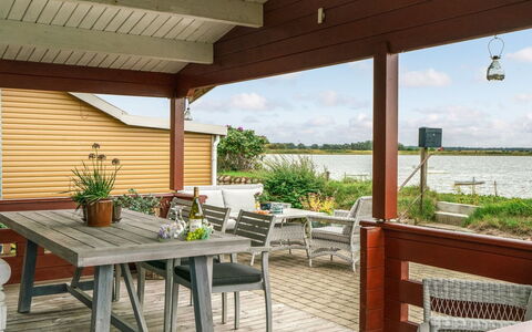 Topi - 15M from the Sea: Blå, Busk, Sommerhus, Bunddække, Have, Estate, Skygge, Landscaping, Stuehus, Eco Hotel