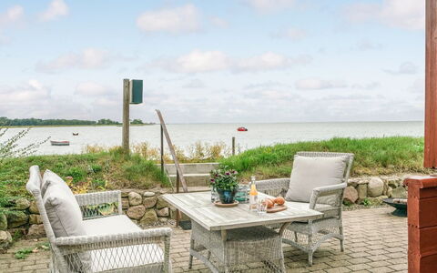 Topi - 15M from the Sea: Blå, Busk, Sommerhus, Bunddække, Have, Estate, Skygge, Landscaping, Stuehus, Eco Hotel