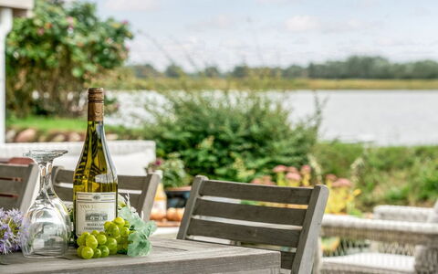 Topi - 15M from the Sea: Blå, Busk, Sommerhus, Bunddække, Have, Estate, Skygge, Landscaping, Stuehus, Eco Hotel