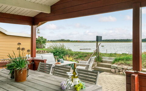 Topi - 15M from the Sea: Blå, Busk, Sommerhus, Bunddække, Have, Estate, Skygge, Landscaping, Stuehus, Eco Hotel
